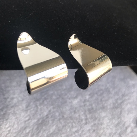 Avon Jewelry - ⭐️Host Pick✅Vintage Clip On Earrings. Avon. Super shiny swirl is so SLEEK!